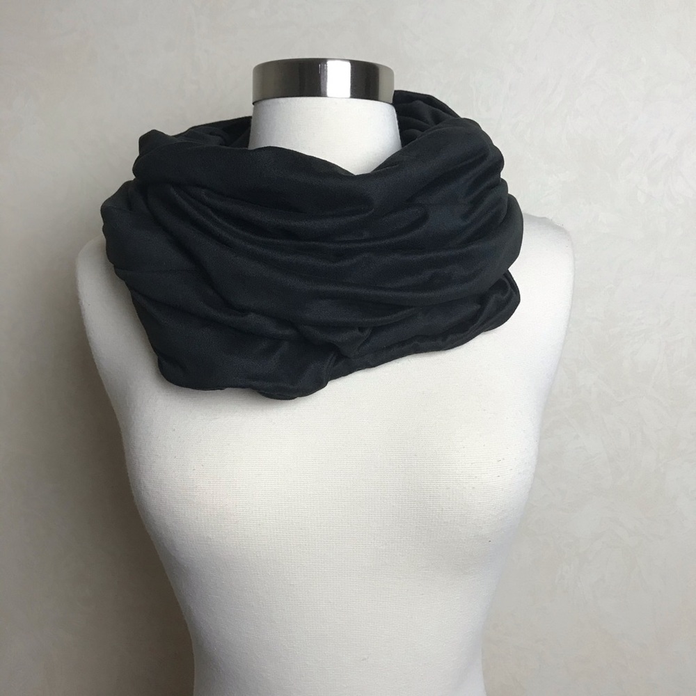 Beyond Yoga Pocket Infinity Scarf Black NWT